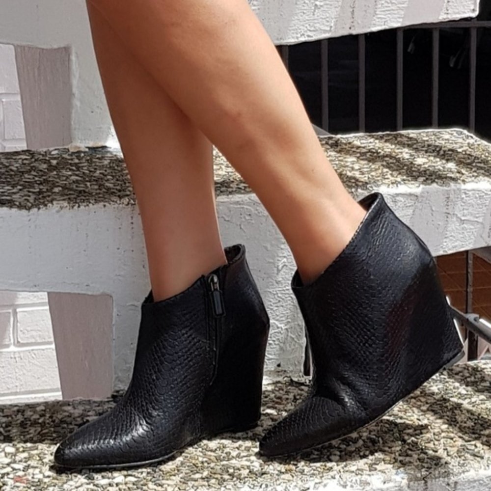 “BCBG-MAXAZRIA” WOMENS VADANS BLACK LEATHER SNAKE PRINT ZIPPER ANKLE BOOTS – 8 1